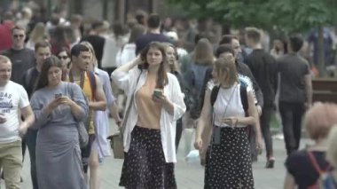 Gündüzleri kalabalık şehir caddeleri. Kyiv, Ukrayna