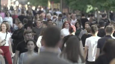 Gündüzleri kalabalık şehir caddeleri. Kyiv, Ukrayna