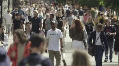 Gündüzleri kalabalık şehir caddeleri. Kyiv, Ukrayna