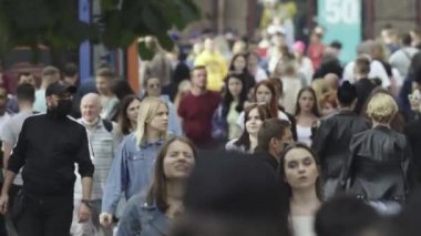 Gündüzleri kalabalık şehir caddeleri. Kyiv, Ukrayna