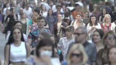 Gündüzleri kalabalık şehir caddeleri. Kyiv, Ukrayna