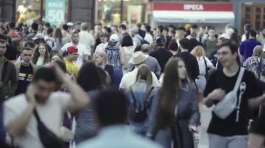 Gündüzleri kalabalık şehir caddeleri. Kyiv, Ukrayna