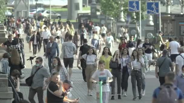 Calle llena de gente durante el día. Kiev, Ucrania — Vídeos de Stock