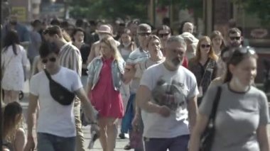 Gündüzleri kalabalık şehir caddeleri. Kyiv, Ukrayna