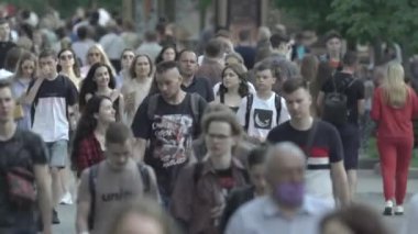 Gündüzleri kalabalık şehir caddeleri. Kyiv, Ukrayna