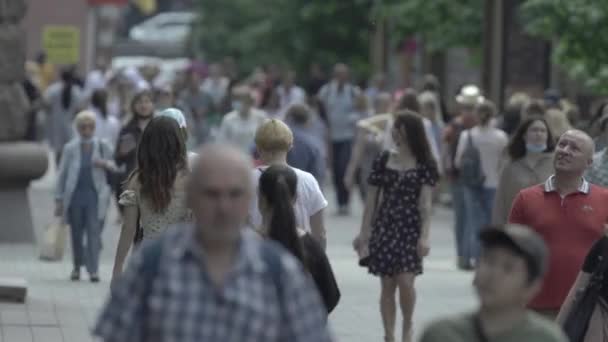 Натовп вулиць міста протягом дня. Київ, Україна — стокове відео