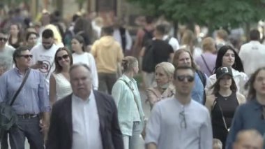 Gündüzleri kalabalık şehir caddeleri. Kyiv, Ukrayna