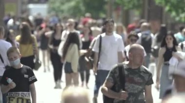 Gündüzleri kalabalık şehir caddeleri. Kyiv, Ukrayna