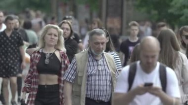 Gündüzleri kalabalık şehir caddeleri. Kyiv, Ukrayna