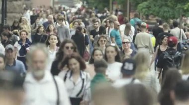 Gündüzleri kalabalık şehir caddeleri. Kyiv, Ukrayna