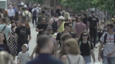 Gündüzleri kalabalık şehir caddeleri. Kyiv, Ukrayna