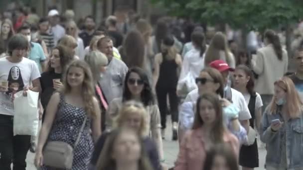 Натовп вулиць міста протягом дня. Київ, Україна — стокове відео