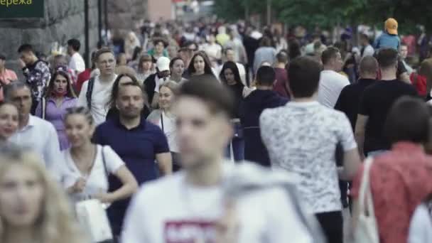 Calle llena de gente durante el día. Kiev, Ucrania — Vídeos de Stock