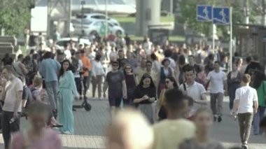 Gündüzleri kalabalık şehir caddeleri. Kyiv, Ukrayna