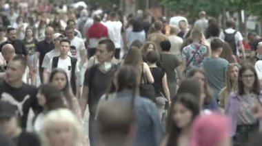 Gündüzleri kalabalık şehir caddeleri. Kyiv, Ukrayna