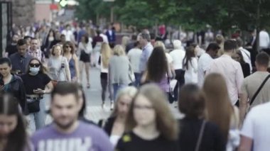 Gündüzleri kalabalık şehir caddeleri. Kyiv, Ukrayna