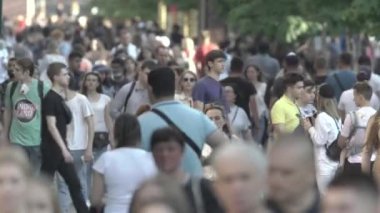 Gündüzleri kalabalık şehir caddeleri. Kyiv, Ukrayna