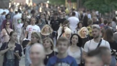 Gündüzleri kalabalık şehir caddeleri. Kyiv, Ukrayna