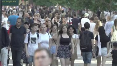 Gündüzleri kalabalık şehir caddeleri. Kyiv, Ukrayna