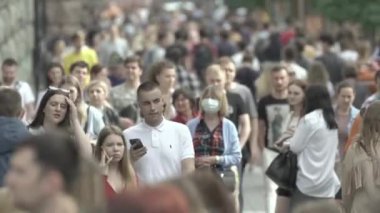 Gündüzleri kalabalık şehir caddeleri. Kyiv, Ukrayna
