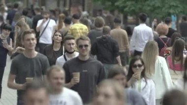 Gündüzleri kalabalık şehir caddeleri. Kyiv, Ukrayna