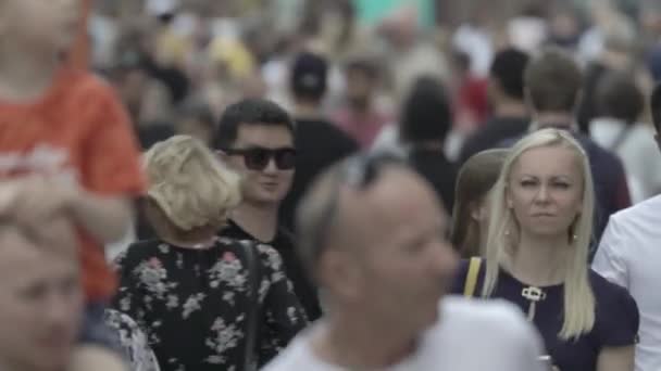 Rua da cidade lotada durante o dia. Kiev, Ucrânia — Vídeo de Stock