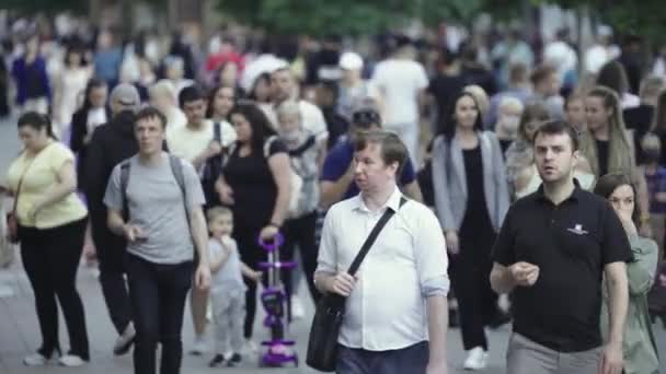 Rua da cidade lotada durante o dia. Kiev, Ucrânia — Vídeo de Stock