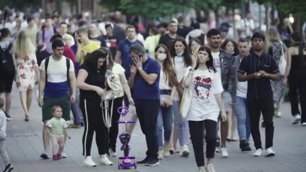 Rua da cidade lotada durante o dia. Kiev, Ucrânia — Vídeo de Stock