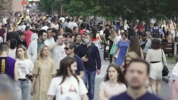 Crowded city street during the day. Kyiv, Ukraine — Stock Video