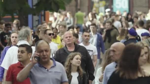 Přes den přeplněná ulice. Kyjev, Ukrajina — Stock video