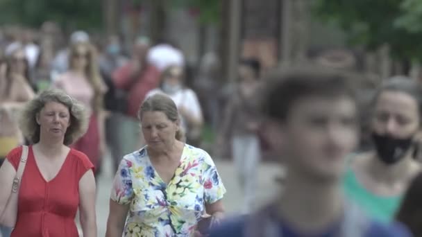 Gündüzleri kalabalık şehir caddeleri. Kyiv, Ukrayna — Stok video