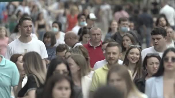 Rua da cidade lotada durante o dia. Kiev, Ucrânia — Vídeo de Stock