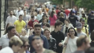 Kyiv, Ukrayna - şehir merkezinde bir sürü insan yürüyor