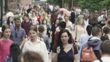 Kyiv, Ukrayna - şehir merkezinde bir sürü insan yürüyor