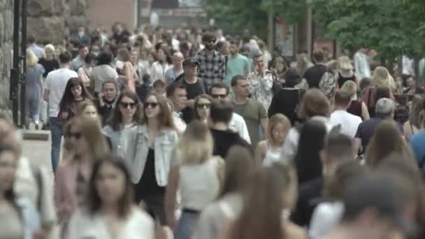 乌克兰基辅- -很多人在市中心散步 — 图库视频影像