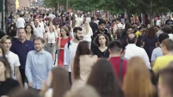 Kyiv, Ukraine - a lot of people walking in the city center — Stock Video