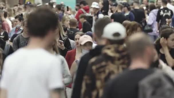 Kiew, Ukraine - viele Menschen laufen durch die Innenstadt — Stockvideo