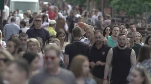 Kijev, Ukrajna - sok ember sétál a városközpontban — Stock videók