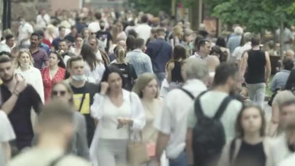 Kiev, Ucrania - un montón de gente caminando en el centro de la ciudad — Vídeos de Stock