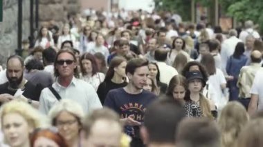 Kyiv, Ukrayna - şehir merkezinde bir sürü insan yürüyor