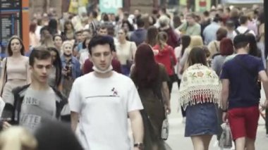 Kyiv, Ukrayna - şehir merkezinde bir sürü insan yürüyor