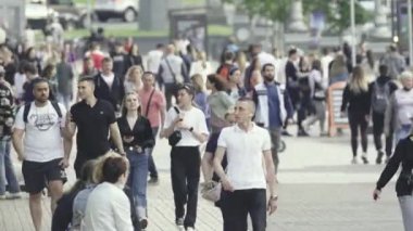 Kyiv, Ukrayna - şehir merkezinde bir sürü insan yürüyor