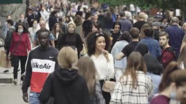 Kyiv, Ukrayna - şehir merkezinde bir sürü insan yürüyor