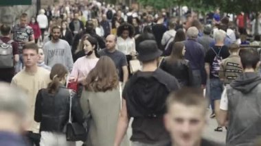 Kyiv, Ukrayna - şehir merkezinde bir sürü insan yürüyor