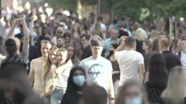 Kyiv, Ukrayna - şehir merkezinde bir sürü insan yürüyor