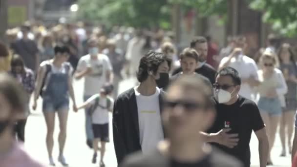 Kiev, Ucrania - un montón de gente caminando en el centro de la ciudad — Vídeos de Stock