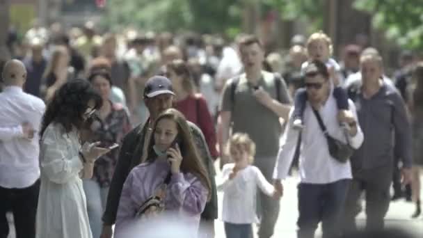 Kiev, Ukraine - beaucoup de gens marchent dans le centre-ville — Video