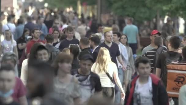Kyjev, Ukrajina - mnoho lidí procházky v centru města — Stock video