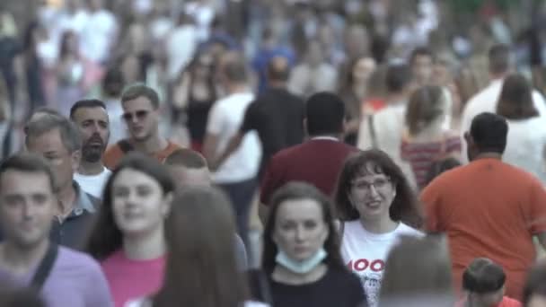 Киев, Украина - много людей, гуляющих по центру города — стоковое видео