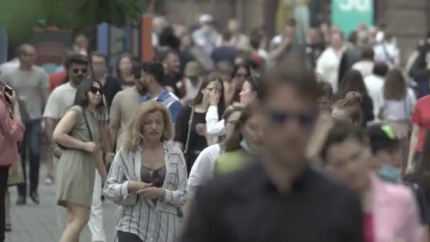 Kiev, Ucraina - un sacco di gente che cammina nel centro della città — Video Stock